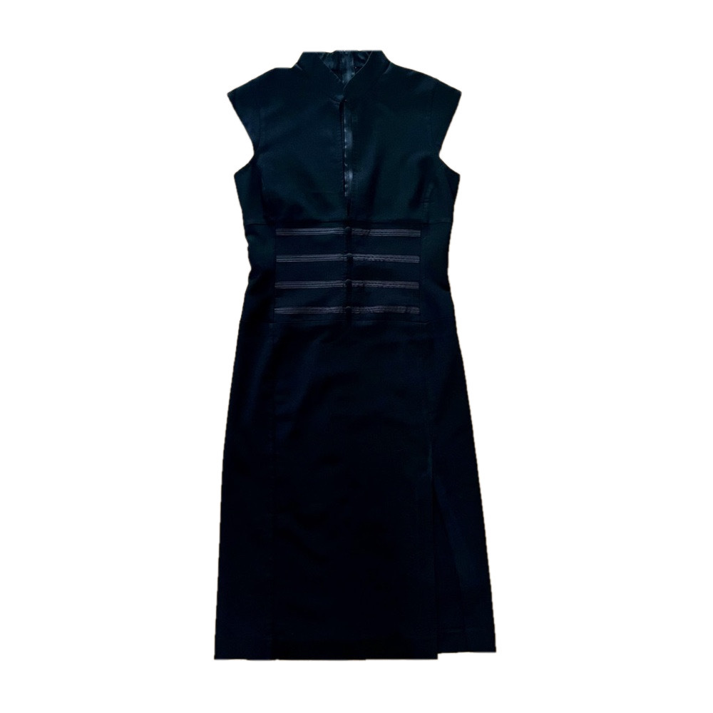 Le Chateau sleeveless collared black dress with plunging neckline, size medium
